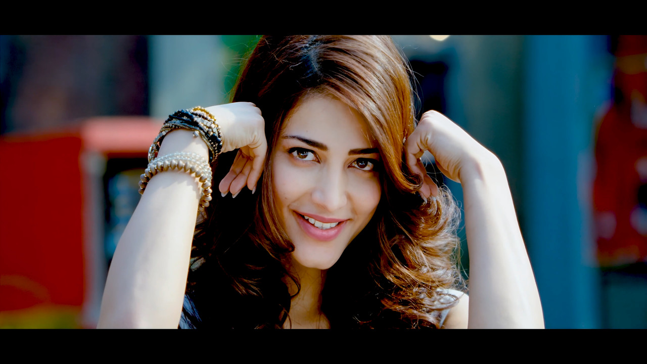 Shruti Haasan From Yevadu Hot Song 4K.mp4_snapshot_00.02.142