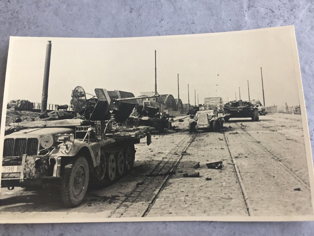 Foto Riga Lettland Kämpfe Straßenkämpfe Panzer Halbkette und Beu