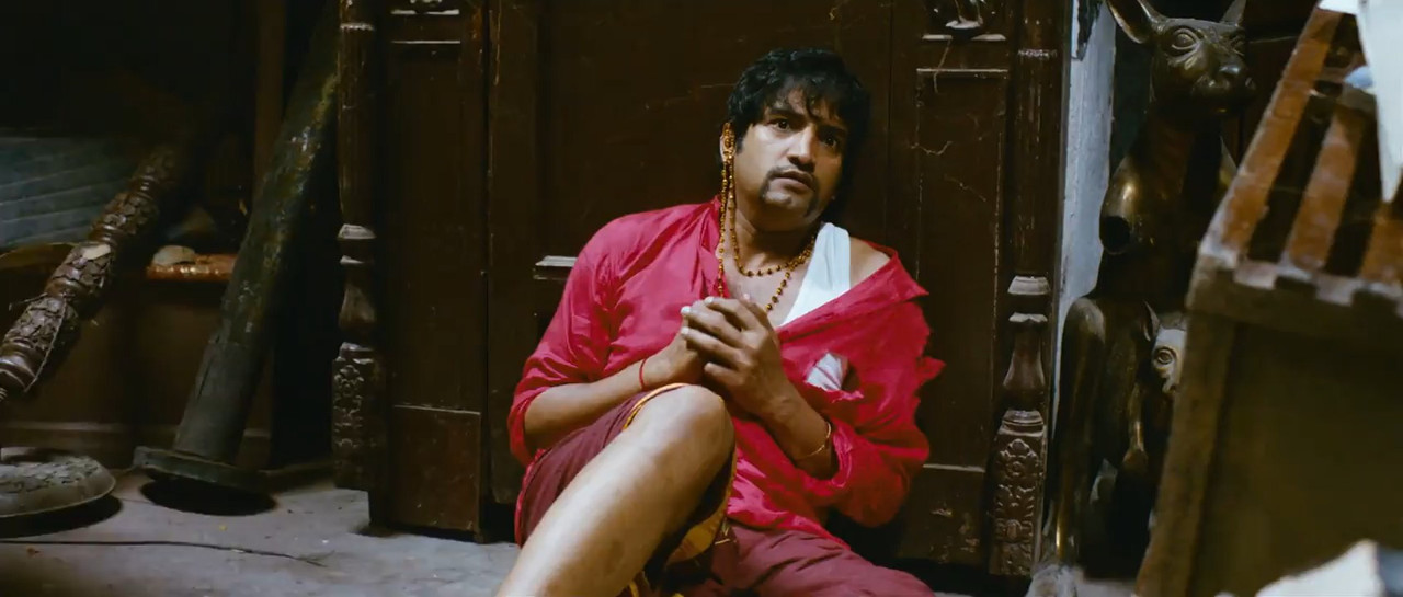Aranmanai 2014 WebRip [Hindi + Tamil] 480p, 720p ESub Screenshot