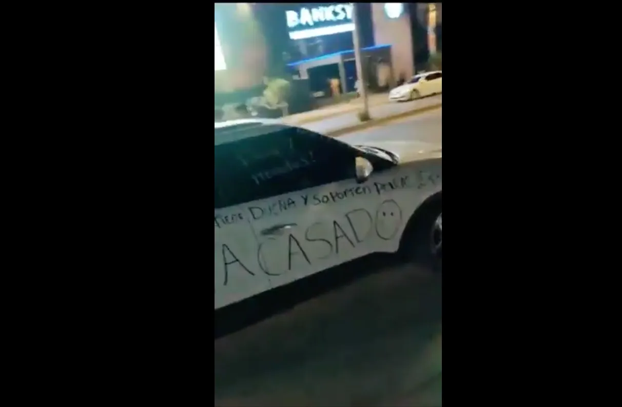 Camioneta con “mensajes tóxicos” se vuelve viral