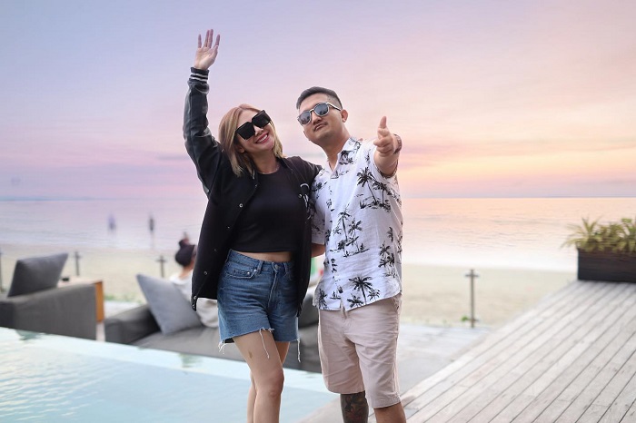 Delta Hesti dan Tom Liwafa saat liburan.