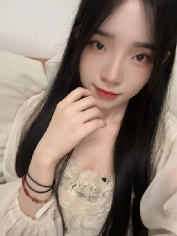 X3广东夜店陪酒女 李薇婷 趁男友不在家 带客人回去打炮 黑丝玉足诱惑足交 女上位背骑大声淫叫！ (1)