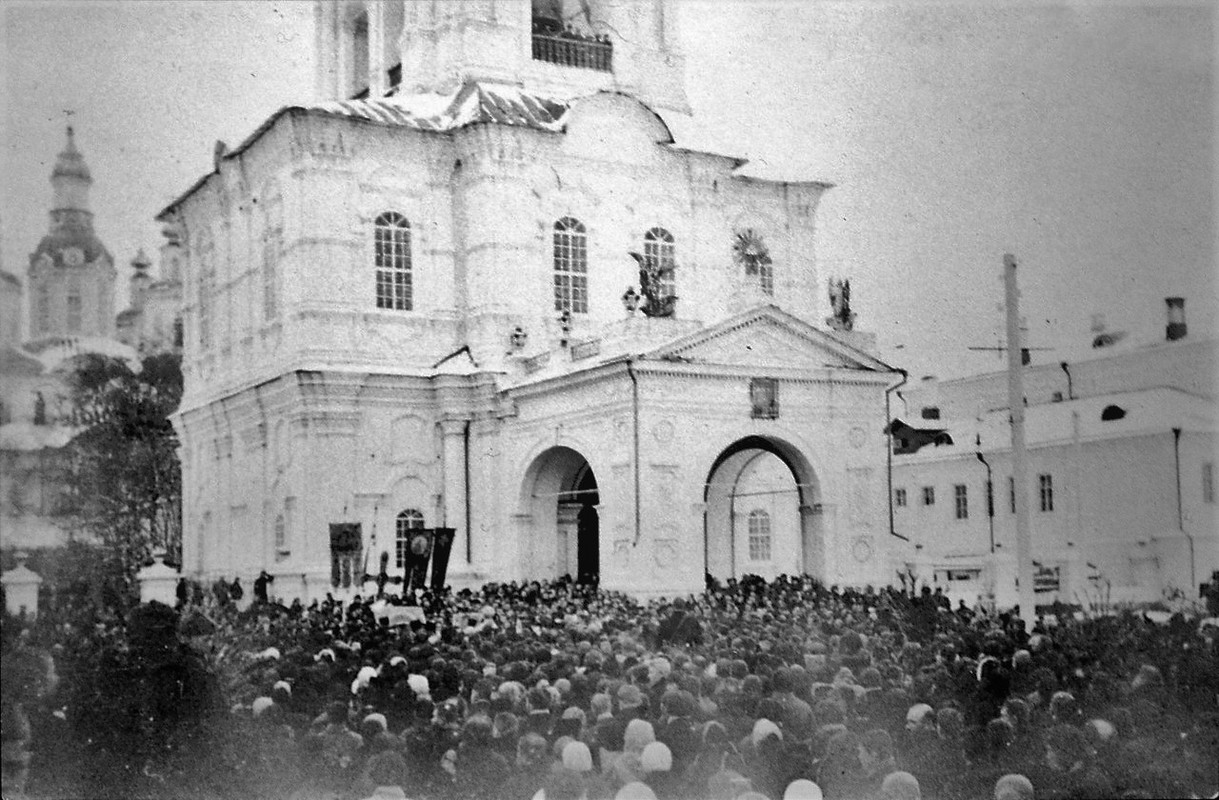 Патриотическая манифестация на Соборной площади..