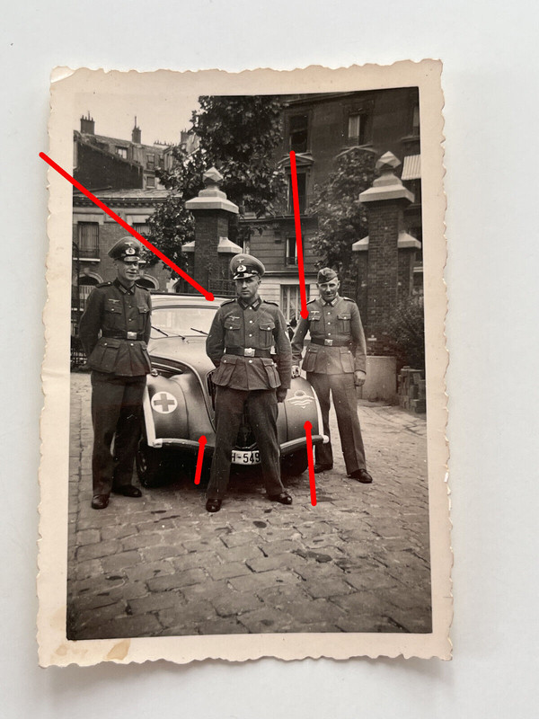 Foto Frankreich, PKW Rotes Kreuz mit Einheits Wappen, Maling, Auto, Sanitäter