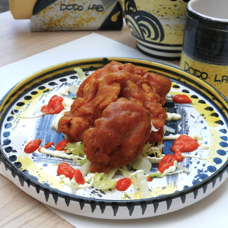 Gamberi in tempura di cerveza su letto di iceberg, mayo all'aglio e salsa chili