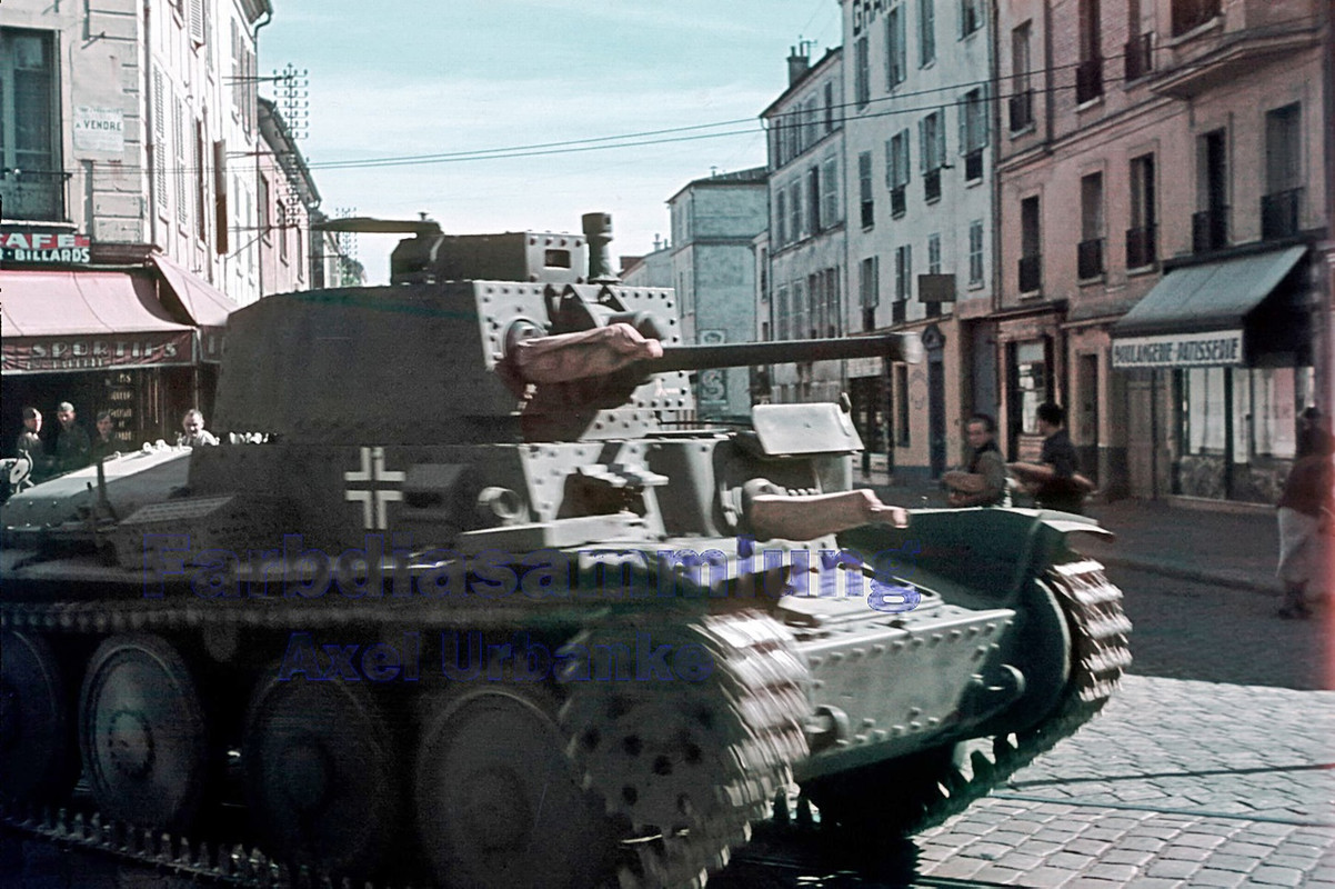Panzer 38(t) 7.Pz.Div. на улице французского города. Весна 1941 года.