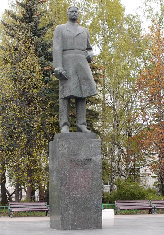 fadeev-aa-monument