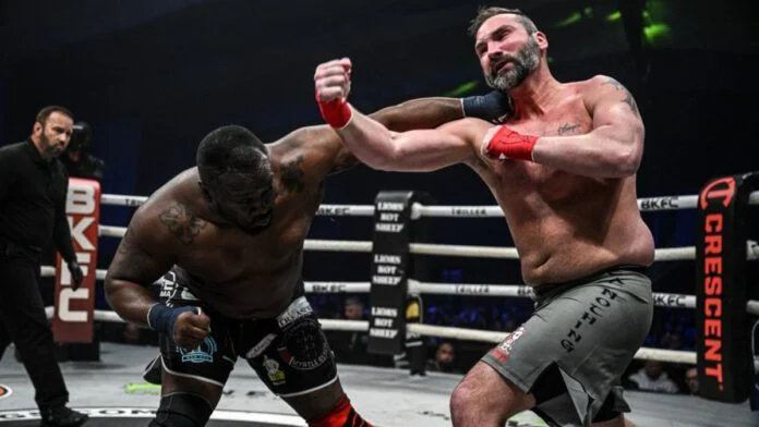 Боксьор от BKFC празнува победа, без да знае, че е дисквалифициран
