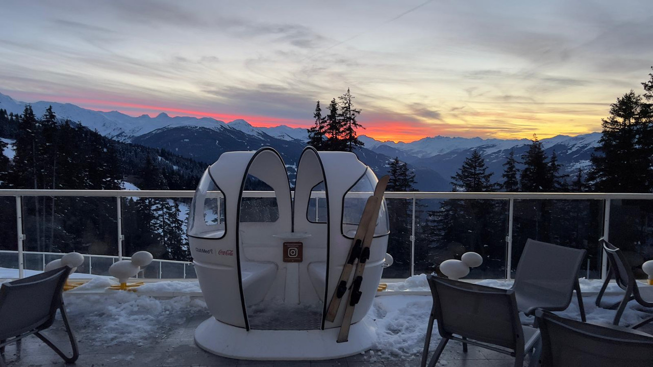Touristes admirant la montagne