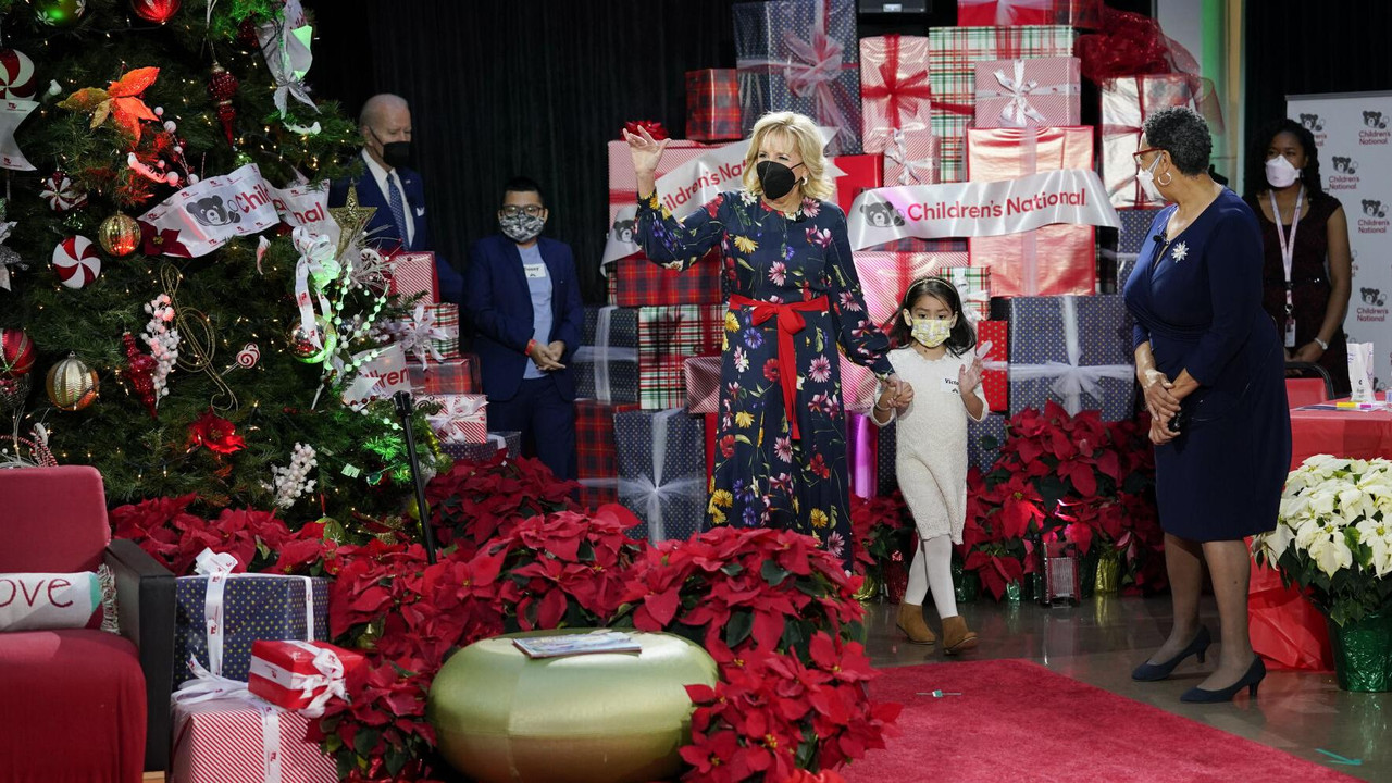 Joe Biden y Jill Biden visitan un hospital para niños en Nochebuena