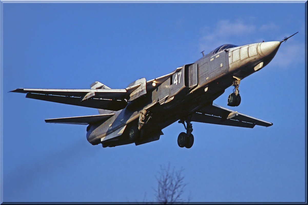 11 ORAP Su-24MP 47 White (2)