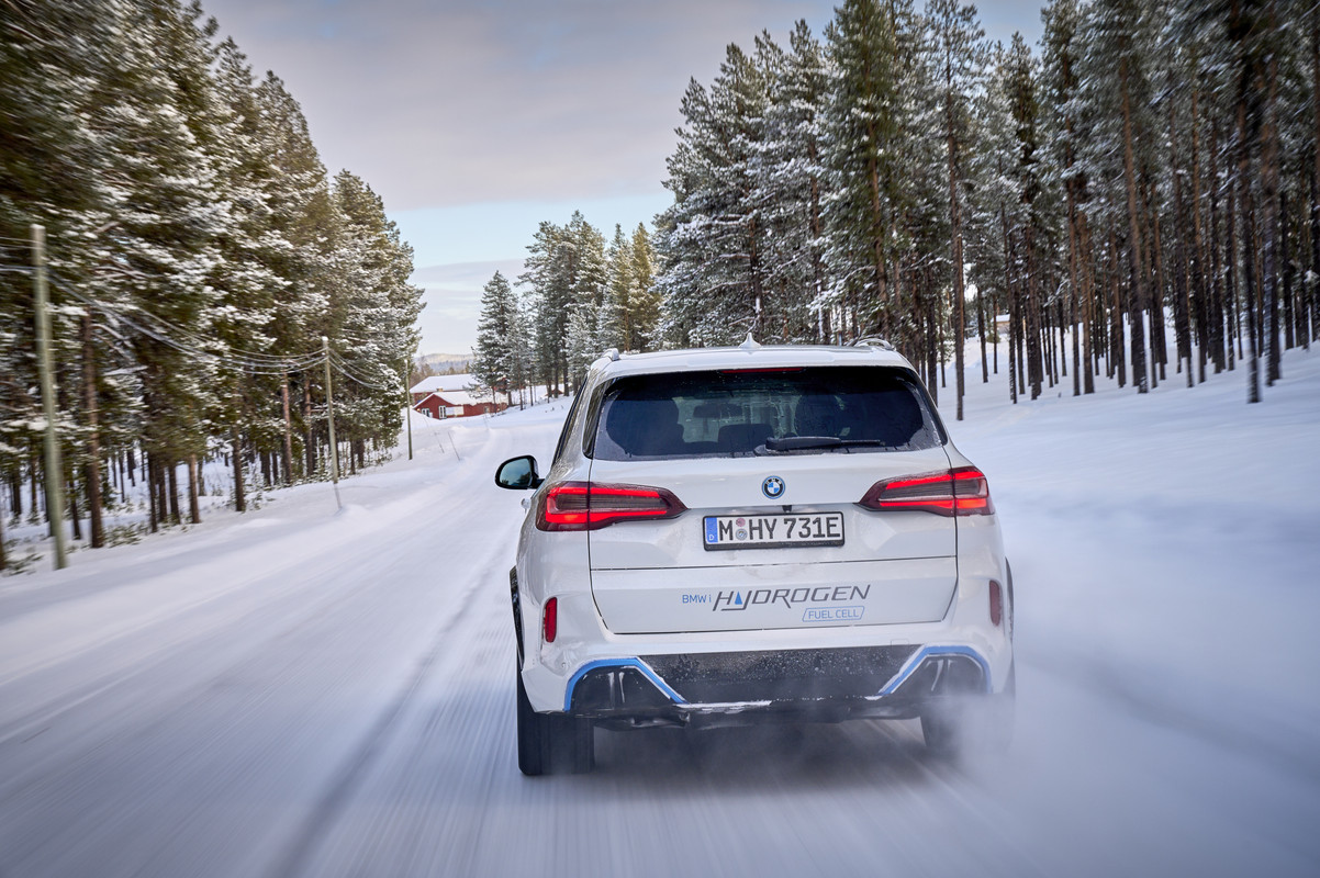 P90453416_highRes_bmw-ix5-hydrogen-win