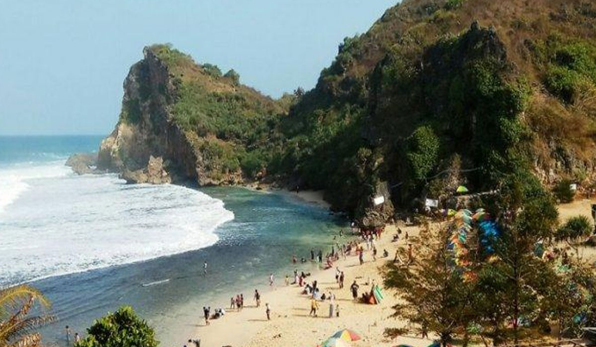 Menikmati Keindahan Pantai Nguyahan yang Sangat Populer
