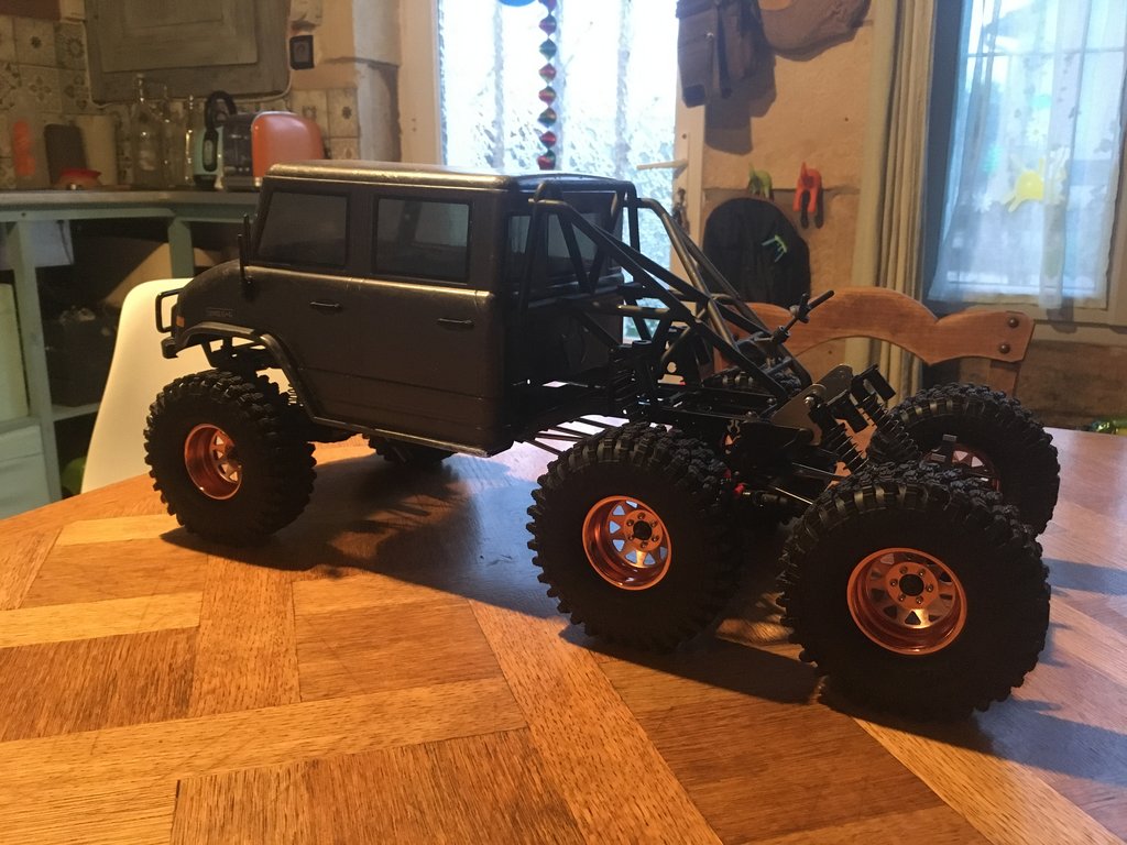 UMG 6x6 Axial IMG-2364