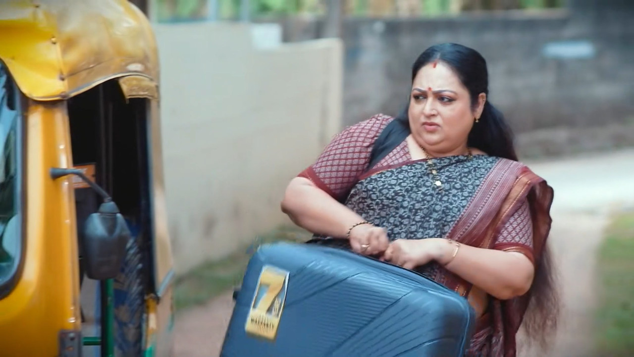 Reshmi Soman Sexy Tummy in Saree mp4 snapshot 00 13 399