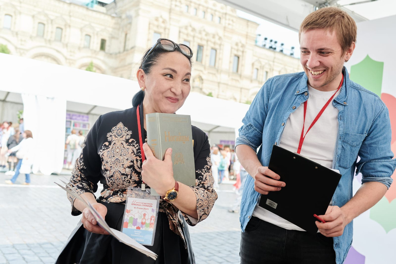 Заида Зинеева и писатель Антон Мамон на XI Книжном фестивале