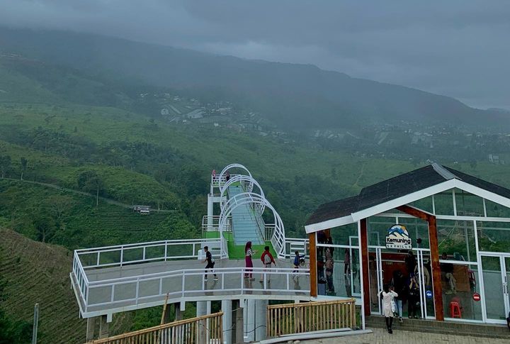Informasi harga tiket masuk Kemuning Sky Hills, tempat wisata di Karanganyar yang lagi hits dan sempat viral di sosial media baru-baru ini.