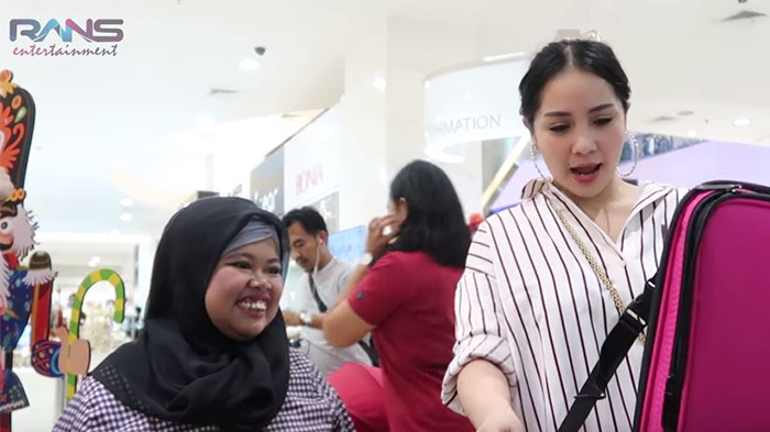 Nagita dan Kekeyi belanja di mal