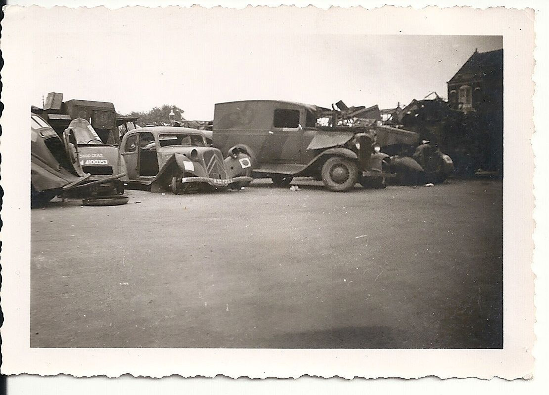 Orig.Foto zerstörte Französische Fahrzeuge Autos
