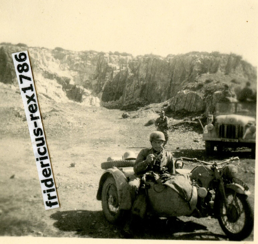 Foto LW Fallschirmjäger Helm Italien 44 Motorrad Krad mit Beiwagen Steyr