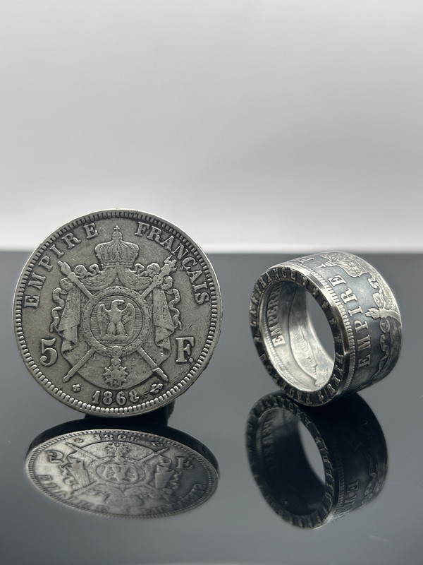 Savoir-faire artisanal bijou en pièce de monnaie Monnaia