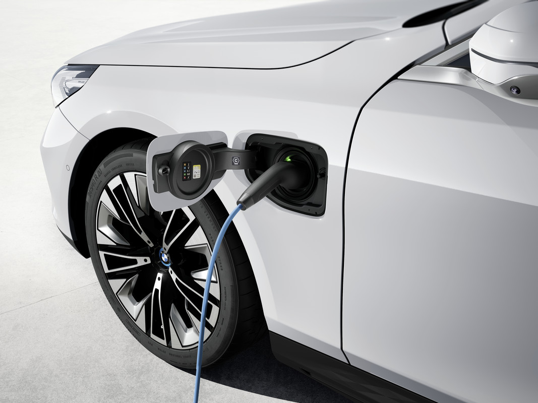 P90555238_highRes_the-new-bmw-530e-tou