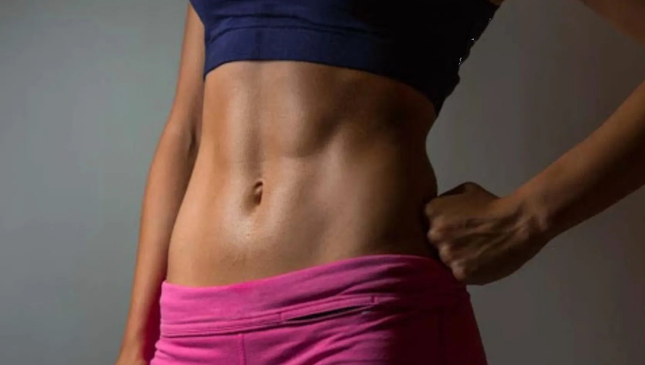 ¿Cómo marcar las líneas de los lados del abdomen?