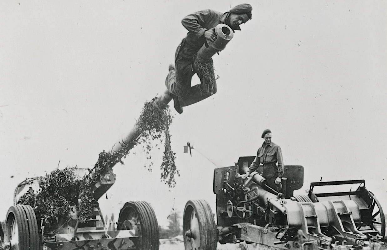 Engelske soldater undersøger erobret tysk 88 mm antitankkanon.