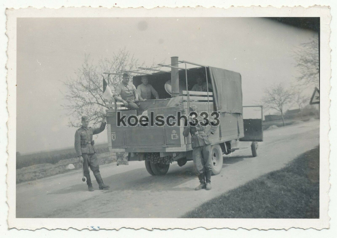 Foto Feldküche auf Wehrmacht LKW mit TKZ Kennung der 293. Infanterie Division