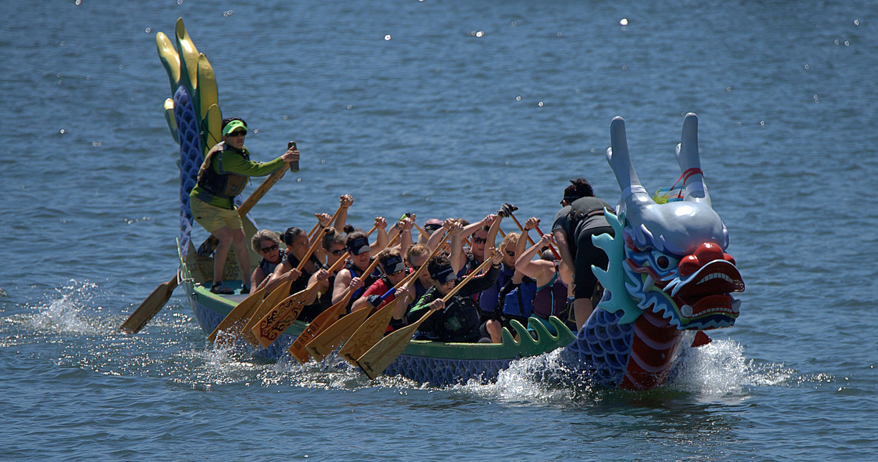 peoplerowinglongboat.jpg