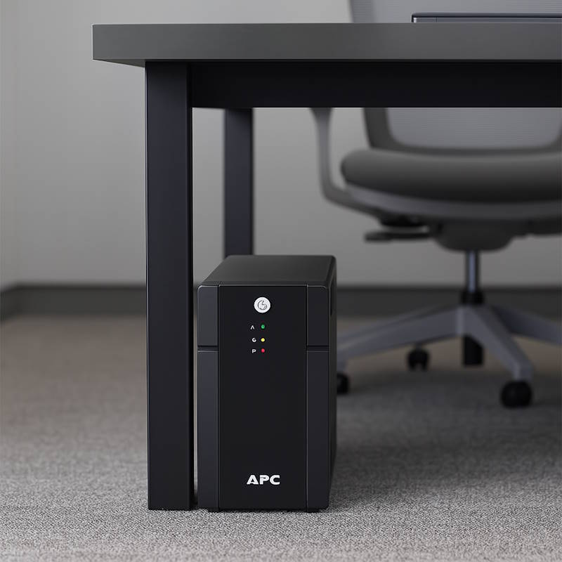 Nobreak APC 2200VA protegendo um ambiente de escritório com múltiplos computadores