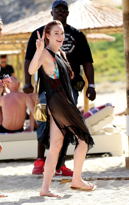lindsay-lohan-at-the-lohan-beach-house-in-mykonos-6718-64