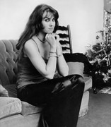 Caroline-Munro-d43