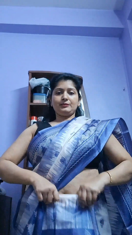 Bengali Fleshy aunty sexy armpits wide belly and deep navel show in blue saree.mp4_snapshot_01.02.55