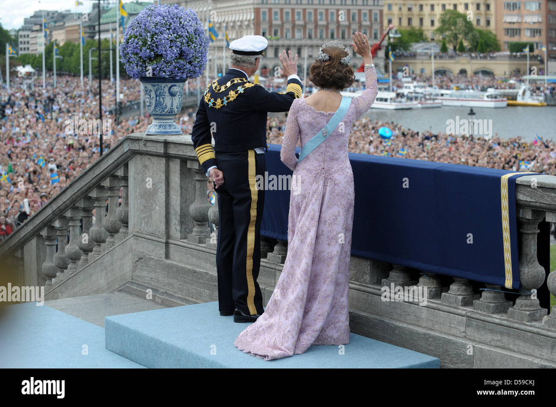 king-carl-xvi-gustaf-of-sweden-and-queen-silvia-of-sweden-smile-on-D59CKJ