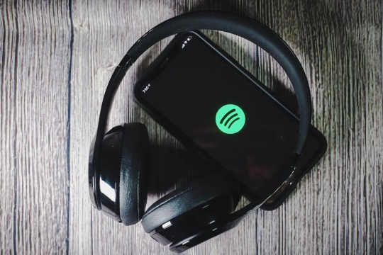 ¿Por qué Spotify se detiene después de 10 segundos?