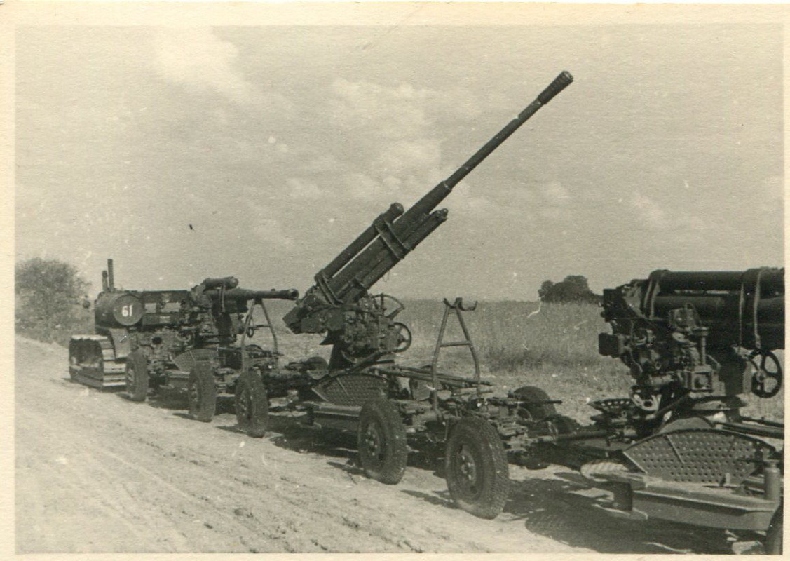 2 WK Foto Rissland Schlepper   Flakgeschütze