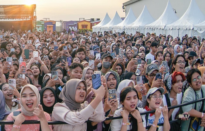 Keramaian pengunjung Land of Leisure 2023 di Jogja.