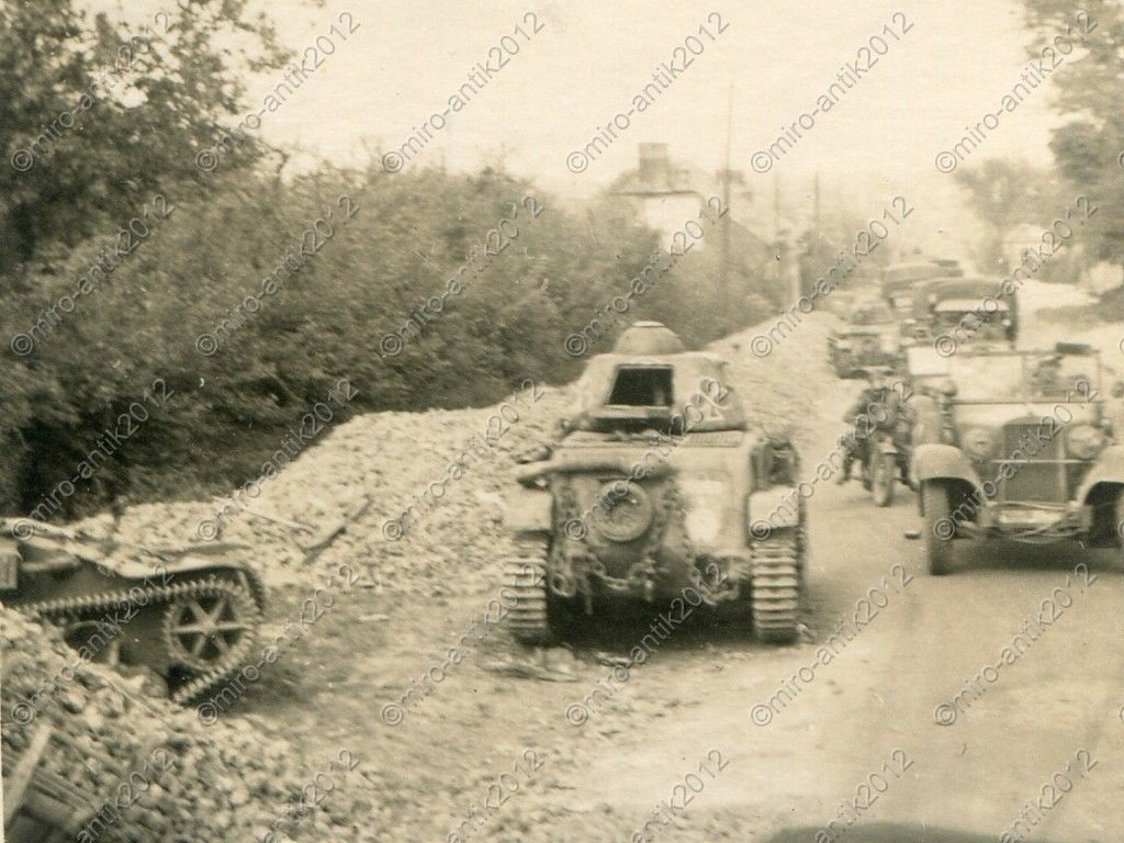 Foto, Wehrmacht, zerstörter frz. Panzer an der S
