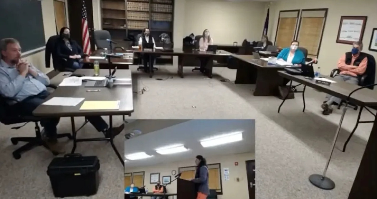 Madre rechaza el uso obligatorio de cubrebocas, amenaza con llevar armas