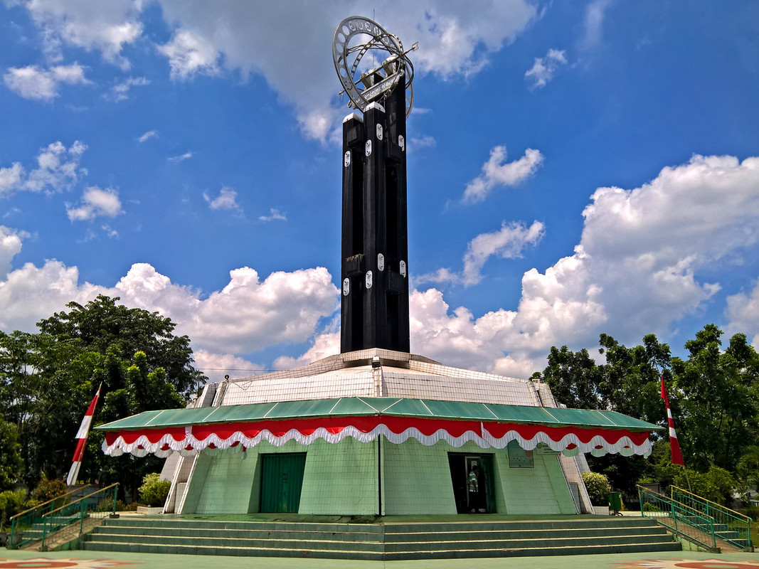 Equator-Pontianak-Monument.jpg