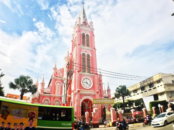 [Image: nha-tho-mau-hong-diem-check-in-de-thuong...-thanh.png]