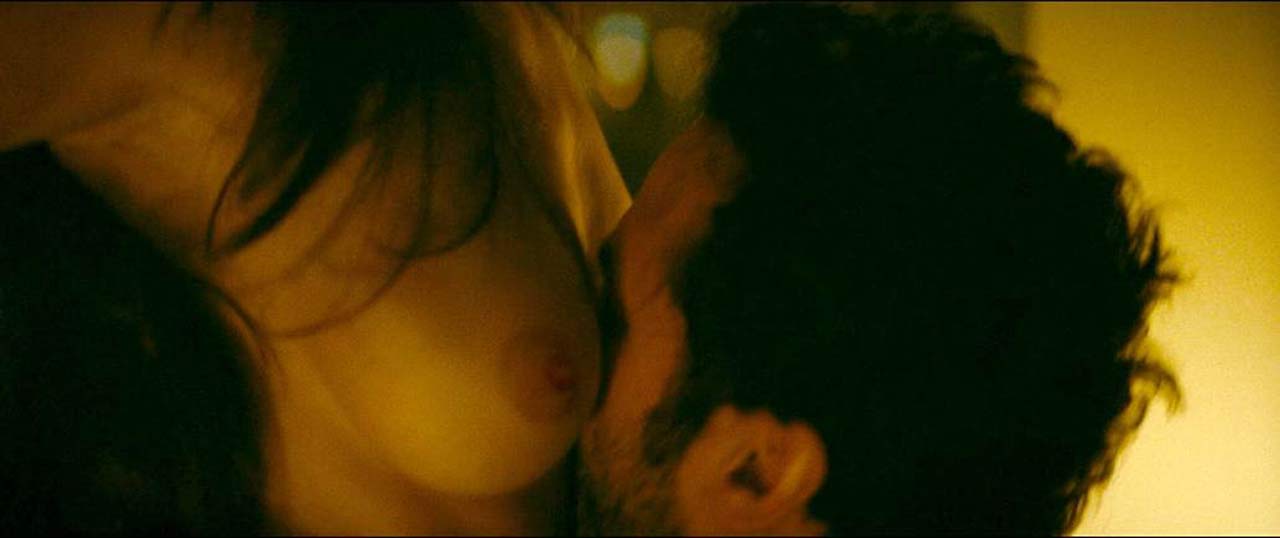 31-Charlotte-Le-Bon-Nude-Naked-1-optimized