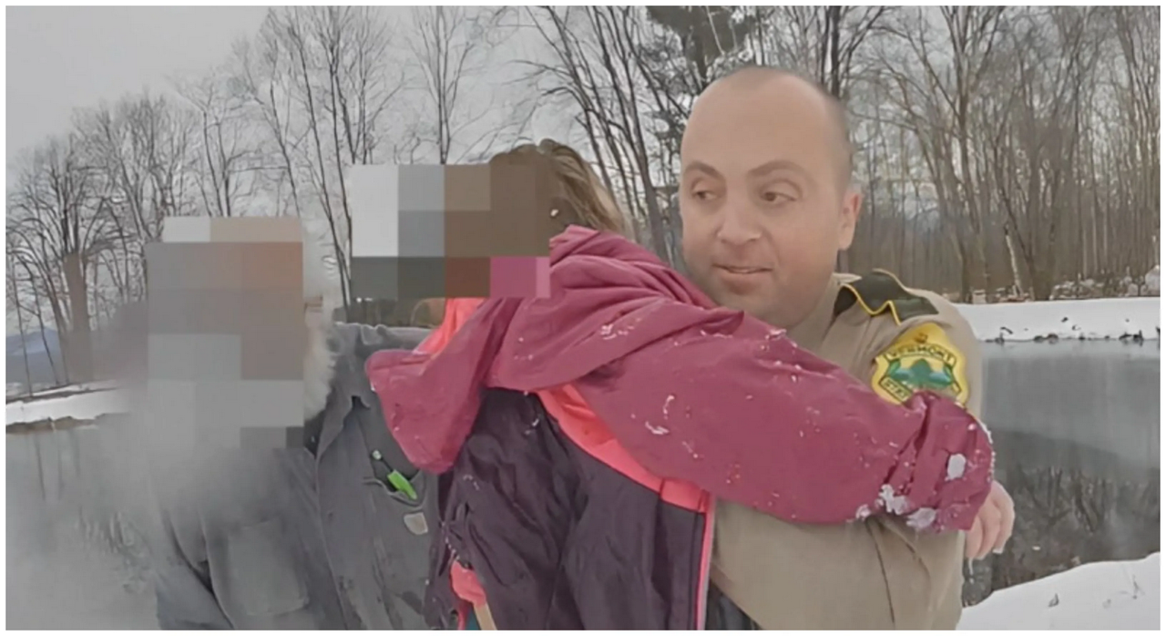 Policía salva a niña de 8 años que cayó al agua congelada (video)