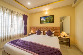 room with twin bed