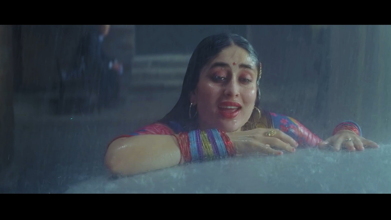 [Image: Kareena-Kapoor-Khan-Hot-Song-From-Chamel...-13-41.jpg]