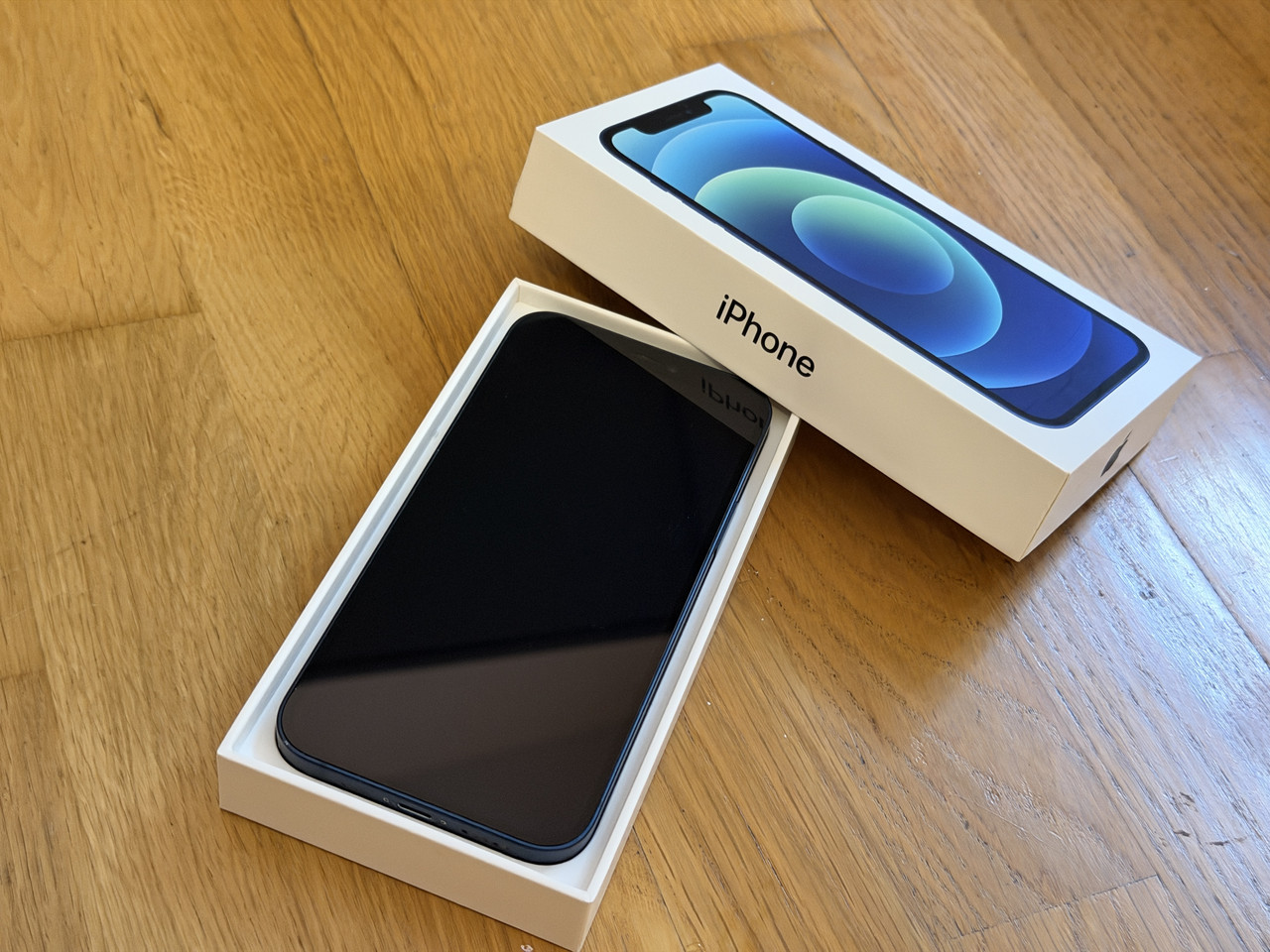 Frontansicht mit Display und Originalverpackung