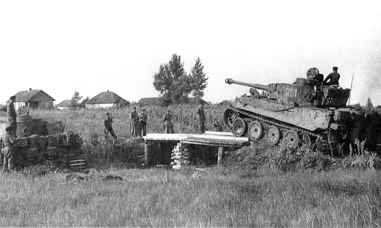 Panzerkampfwagen-Tiger-tank-stuck-mud-re