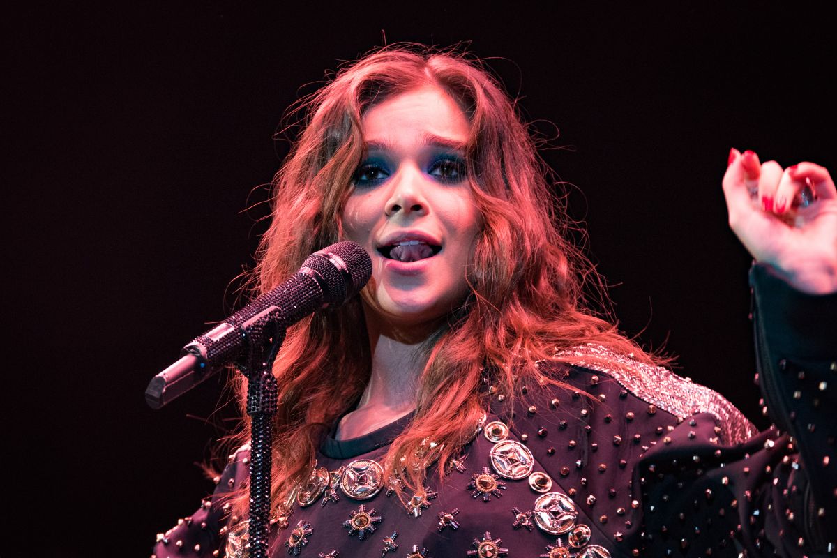 hailee-steinfeld-performs-at-b96-summer-bash-in-