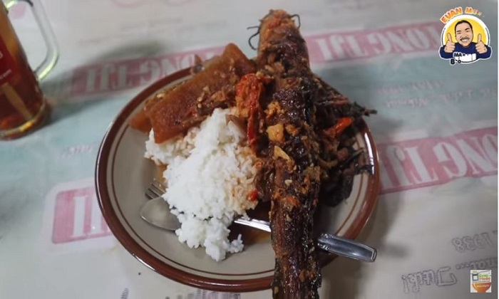 Sajian mangut lele lengkap dengan krecek dan gudeg di warung Mbah Marto.